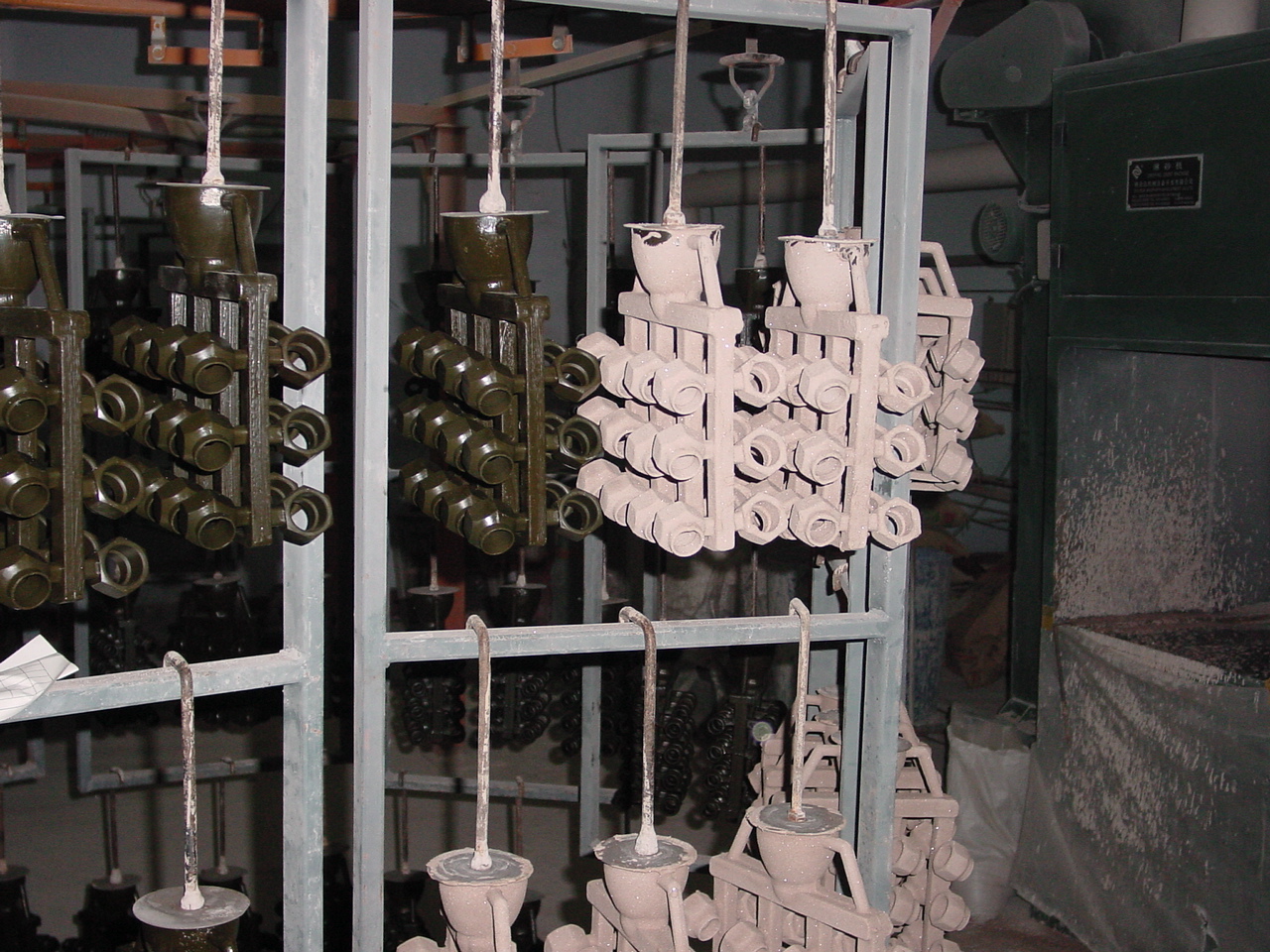 Gietboom bestrooid met keramisch zand tijdens verloren was gieten