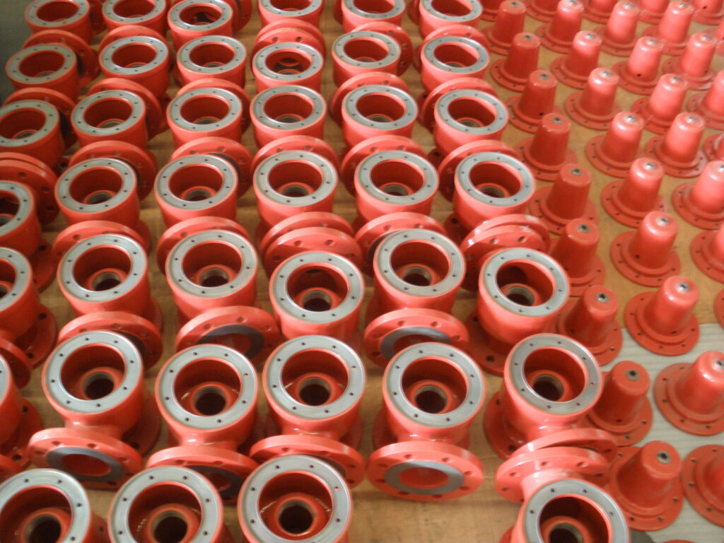 Gietijzer onderdelen na zandgieten en bewerking in serieproductie