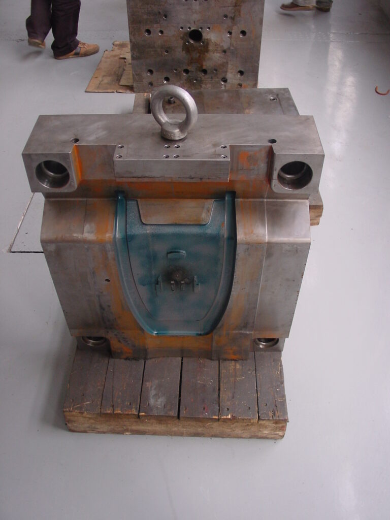 Stalen matrijs voor kunststof spuitgieten op houten pallet