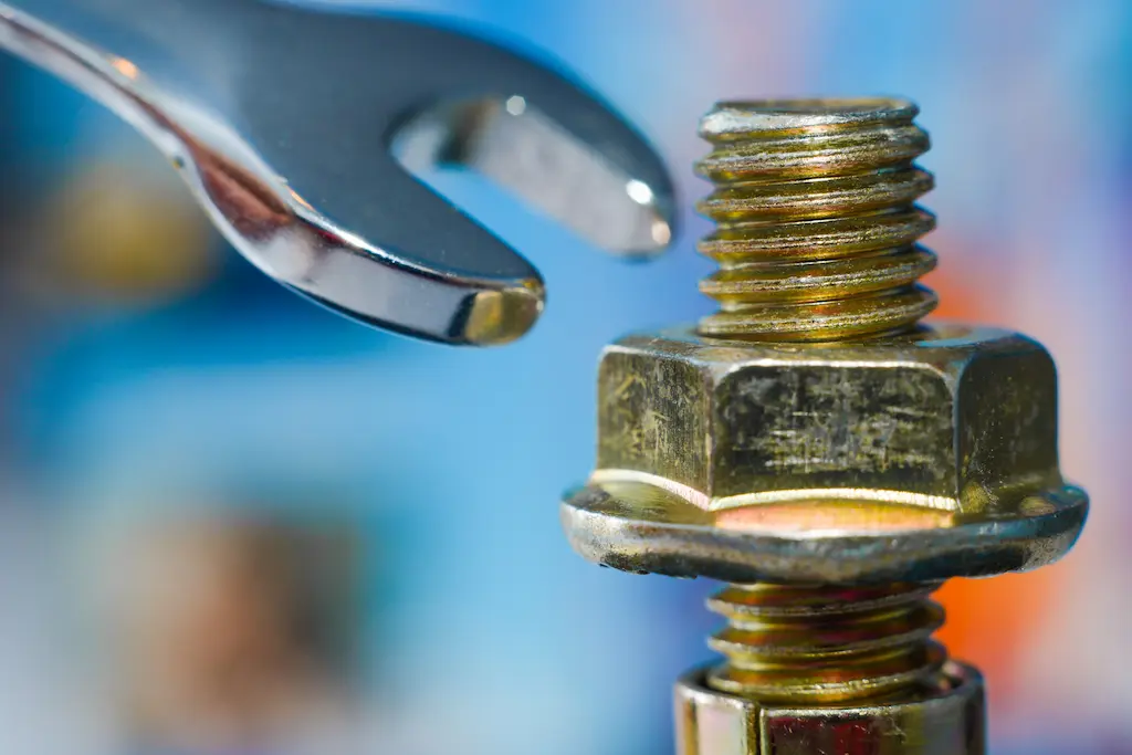 Monteren van bout- en moerverbinding tijdens assemblage bij TOS