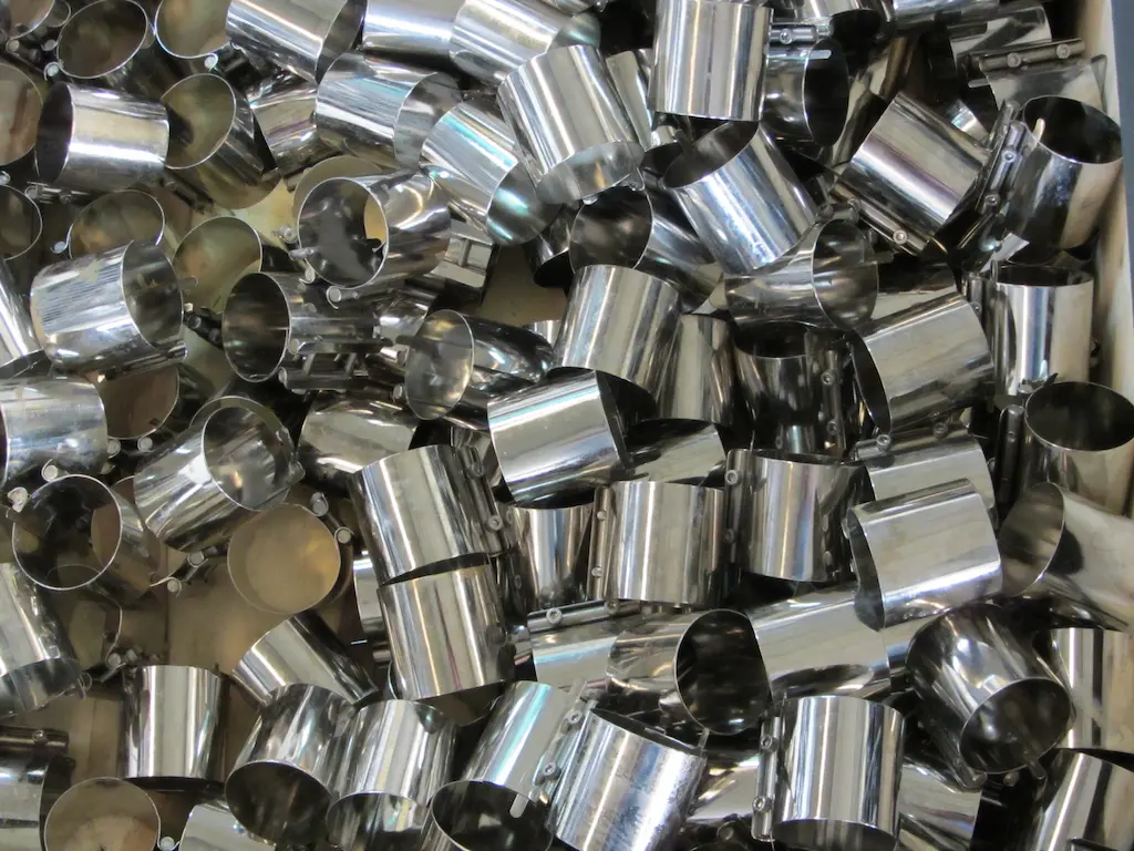 Gepolijste metalen onderdelen met spiegelgladde afwerking bij TOS