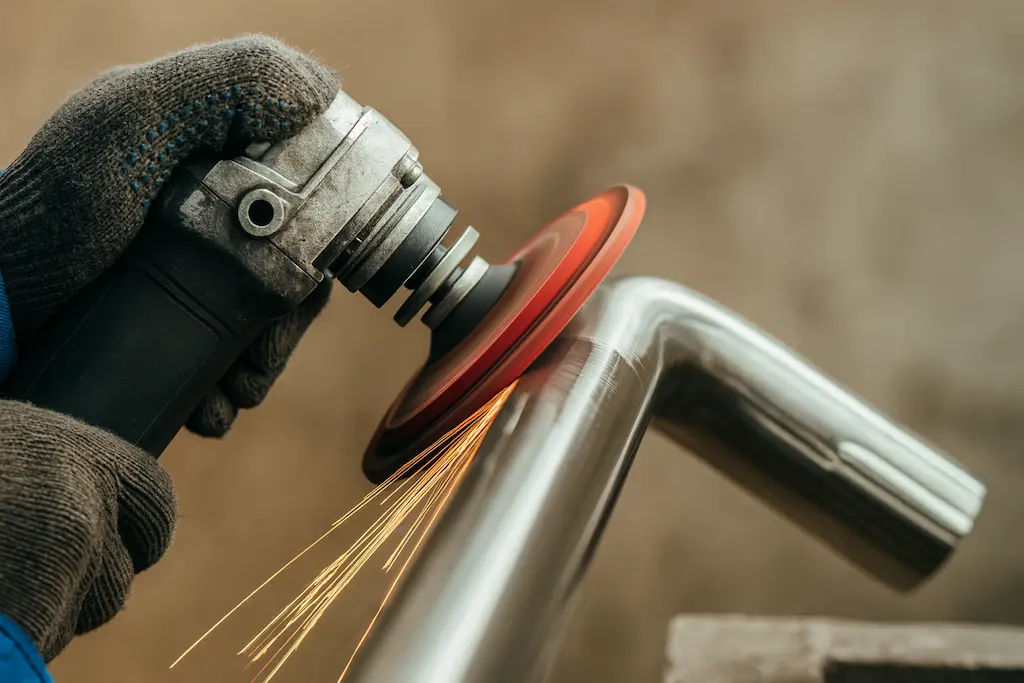 Mechanisch polijsten van RVS onderdeel bij TOS