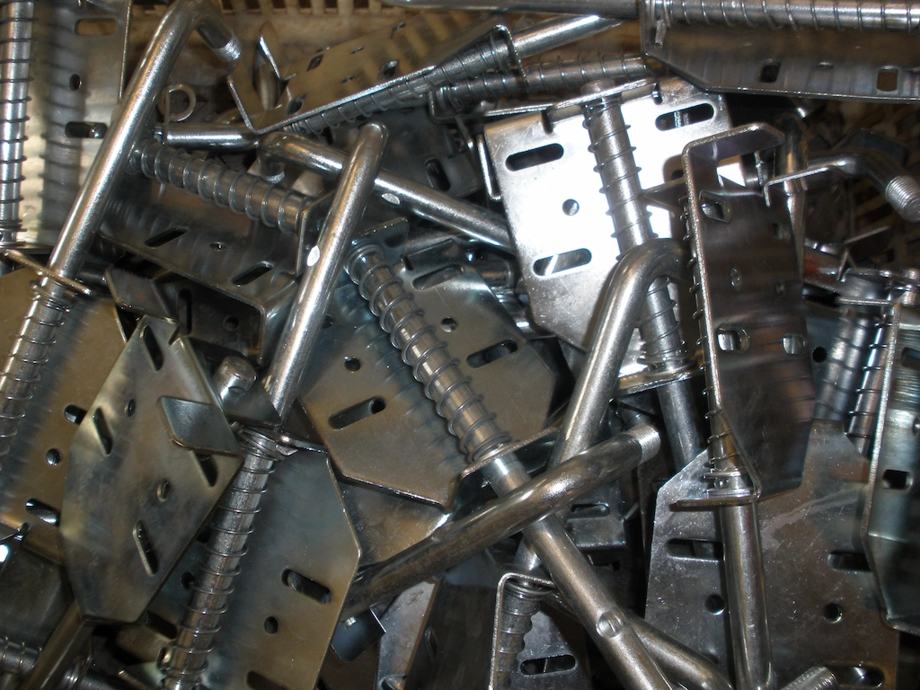 Geassembleerde metalen onderdelen in serieproductie bij TOS