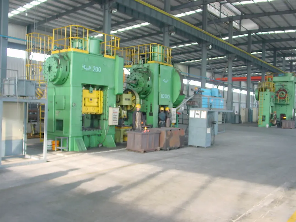 Industriële smeedpersen in productiehal van TOS voor staalvervorming