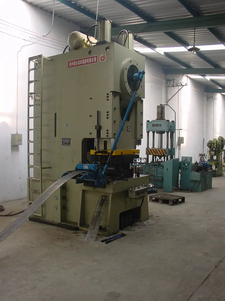 Progressieve stanspers in productiehal bij TOS