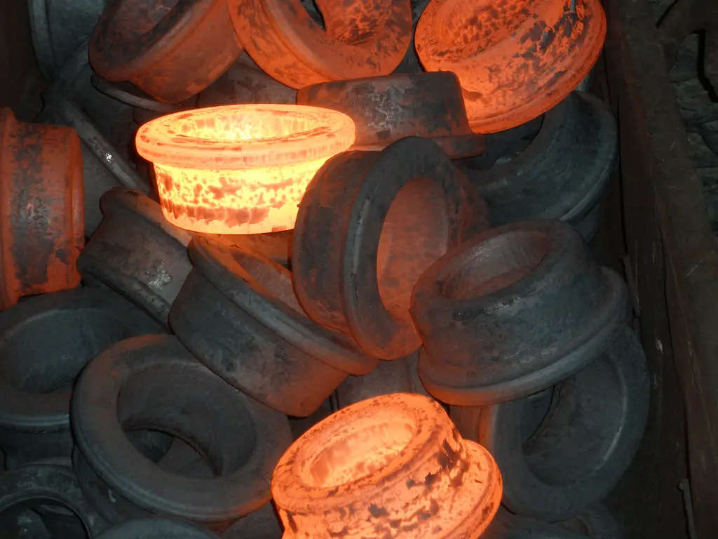 Verhitte stalen smeedstukken klaar voor verdere vervorming bij TOS