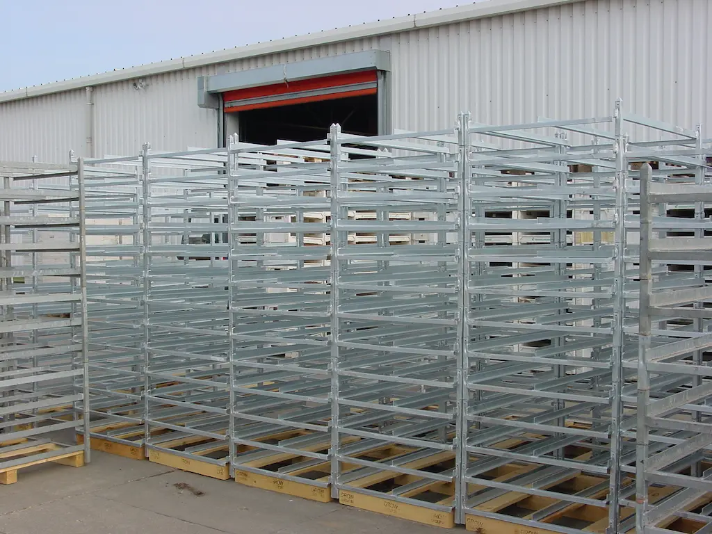 Thermisch verzinkte stalen trayrekken voor de tuinbouw, gestapeld en gereed voor levering.