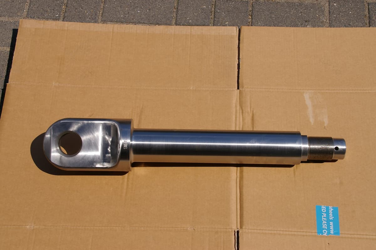 Gesmeed trekoog dat volledig CNC-verspaand is voor nauwkeurige passing.