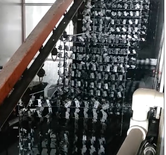 Onderdelen in e-coating lijn aan transportbaan