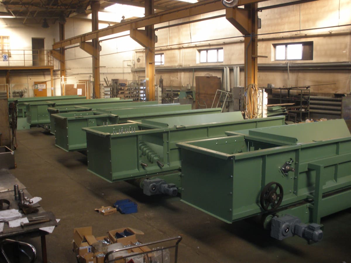 Productie van stalen transportbunkers in fabriek