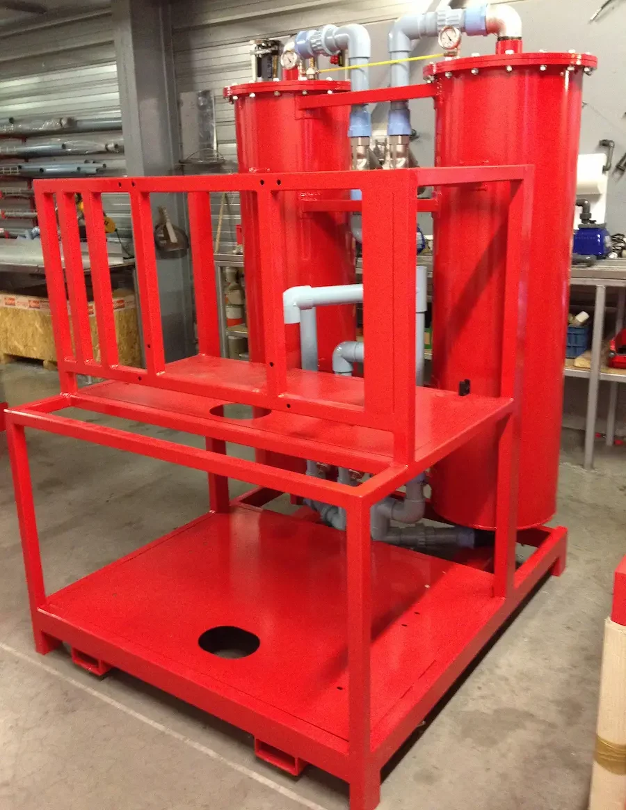 Rood gecoate industriële scrubber met gewalste stalen cilinders voor luchtzuivering in bewaarcellen.